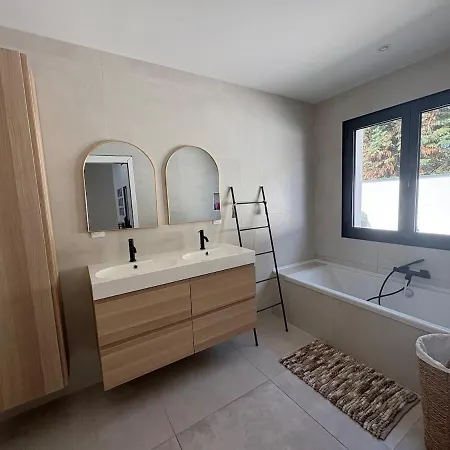 Maison Moderne Avec Piscine A 20 Mn De Centre